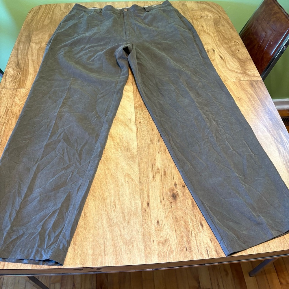 3/$40 Tommy Bahama Relax Olive Chino Pants Wooden Button Mens 36 Cotton Blend